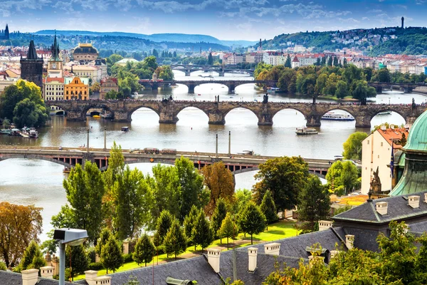 Puente y tejados de Praga — Foto de Stock