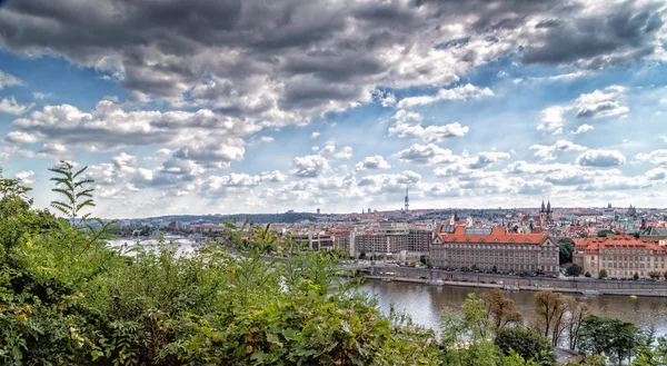 Brücken und Dächer von Prag — Stockfoto