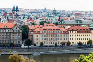 Köprü ve çatıları Prag