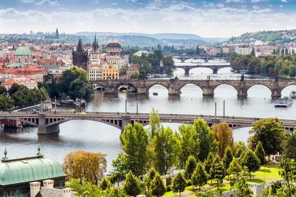 Γέφυρες και στις στέγες της Πράγας — Φωτογραφία Αρχείου
