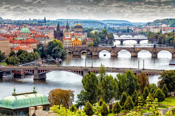 Bruggen en daken van Praag — Stockfoto