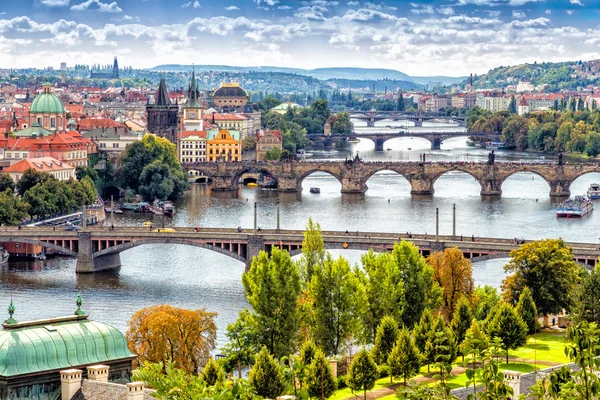 Bruggen en daken van Praag — Stockfoto