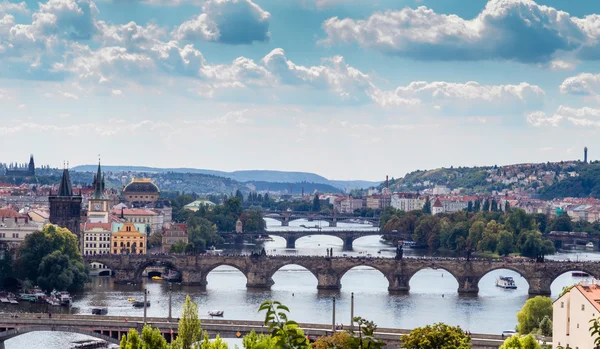 Bruggen en daken van Praag — Stockfoto