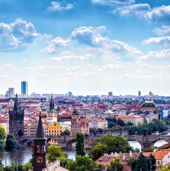 Puentes y tejados de Praga — Foto de Stock