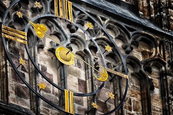 プラハの聖ヴィートゴシック大聖堂の時計 — ストック写真