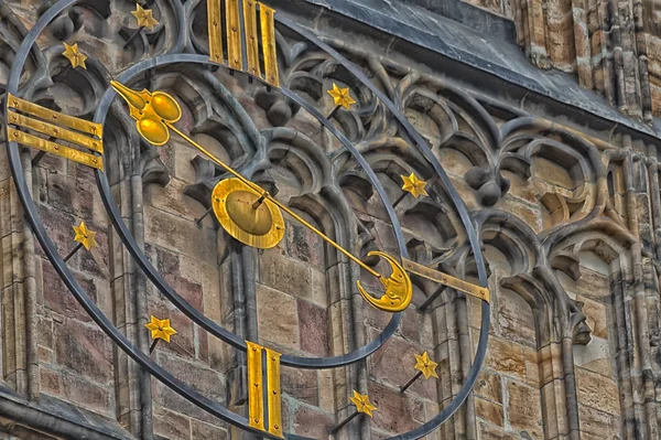 Reloj de la Catedral gótica de San Vito en Praga — Foto de Stock