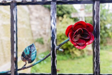 Kırmızı gül ve haç ile Iron gate