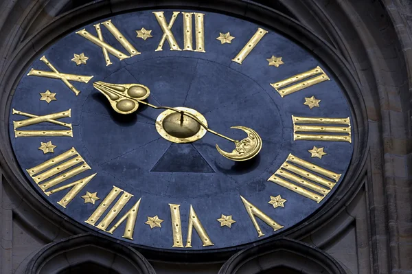 Horloge de la cathédrale gothique Saint-Vitus à Prague — Photo