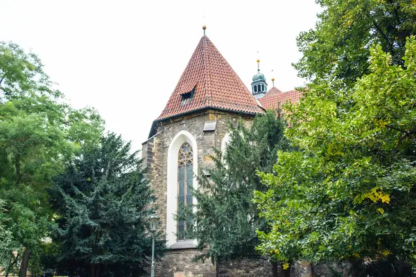 Praag: kerk en het platform details — Stockfoto