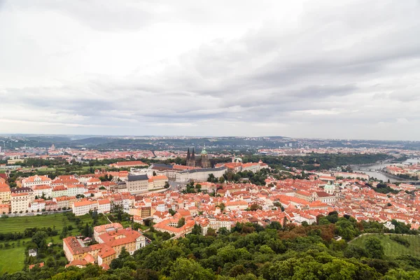 Piros háztetőkre, Prága — Stock Fotó