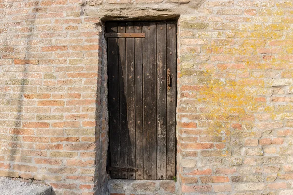 Puerta en fortaleza medieval — Foto de Stock