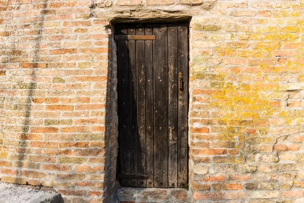 Puerta en fortaleza medieval — Foto de Stock