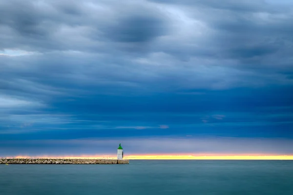 Puesta de sol en el muelle y luz blanca —  Fotos de Stock