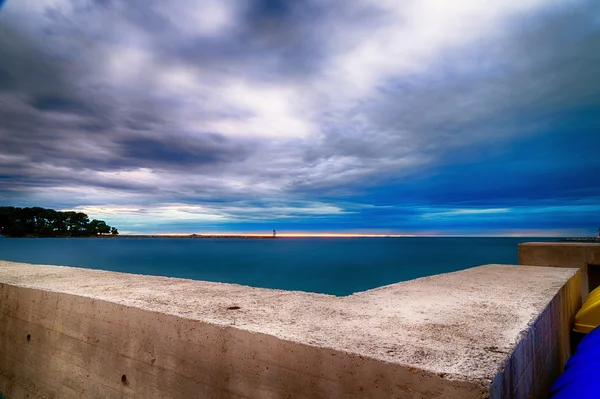 Tramonto su frangiflutti prefabbricati — Foto Stock