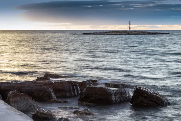 Sonnenuntergang auf Meeresfelsen — Stockfoto