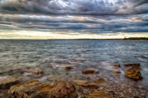 바다 바위에 석양 — 스톡 사진