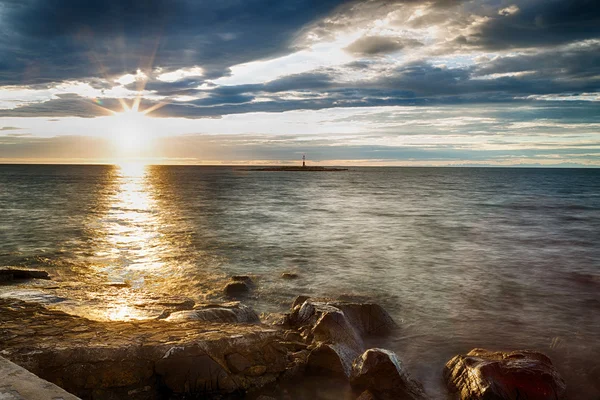 Puesta de sol sobre rocas marinas —  Fotos de Stock