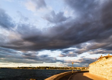 Günbatımı Porec sokaklarında