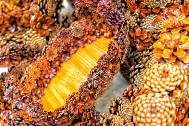 çam kozalakları ve ahşap sepet