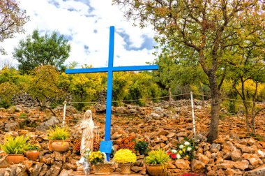 Mavi çapraz Medjugorje kasabasındaki hayalet Mountain