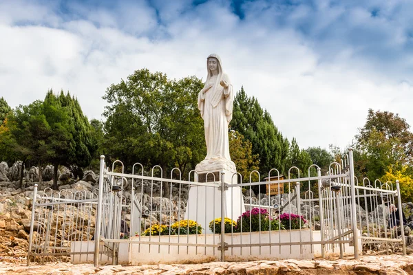 Estatua de la Virgen María en la colina de la Aparición — Foto de Stock