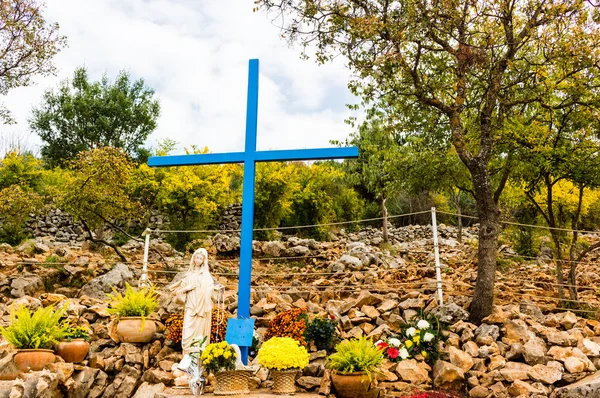 Cruz Azul en el Monte de las Apariciones en Medjugorje — Foto de Stock