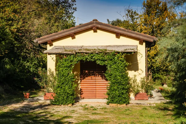 Casa di campagna sotto calanchi di gesso — Foto Stock