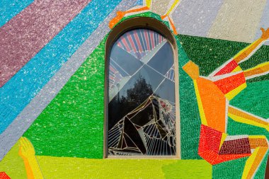 Mozaik pencere istasyonu Dalmatia haç ile