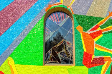 Mozaik pencere istasyonu Dalmatia haç ile