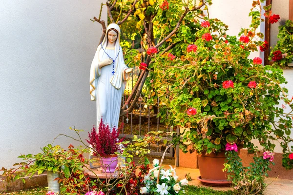 Estatua de la Santísima Virgen María en el jardín — Foto de Stock