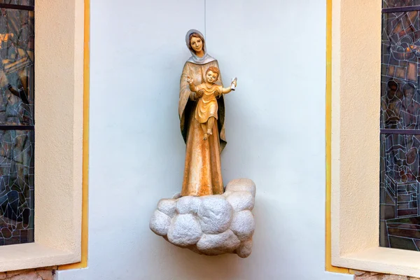 Статуя Пресвятой Девы Марии с младенцем Иисусом в Меджугорье — стоковое фото