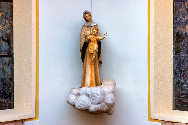 Статуя Пресвятой Девы Марии с младенцем Иисусом в Меджугорье — стоковое фото