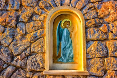 Aedikula Medjugorje kasabasındaki boyalı melek ile