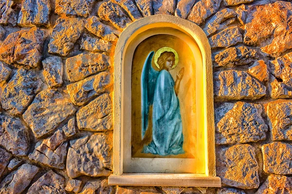 Aedikula Medjugorje kasabasındaki boyalı melek ile