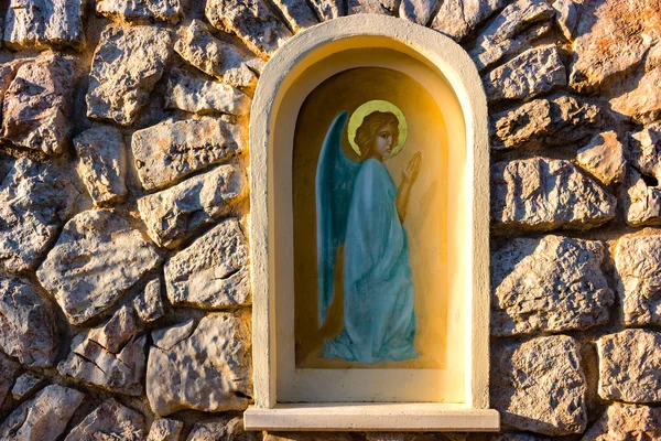 Edícula com anjo pintado em Medjugorje — Fotografia de Stock