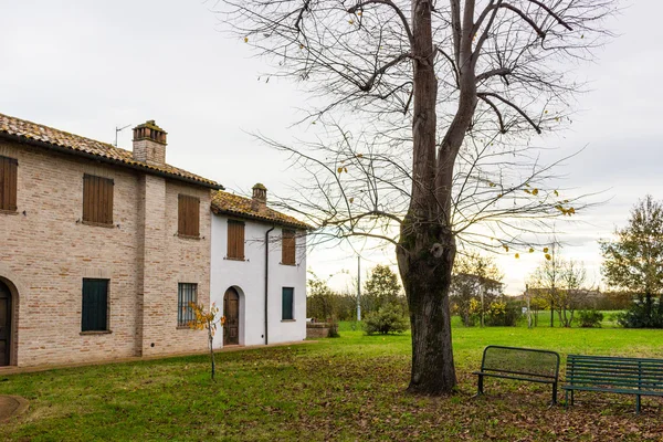 Bauernhaus in der italienischen Landschaft — Stockfoto