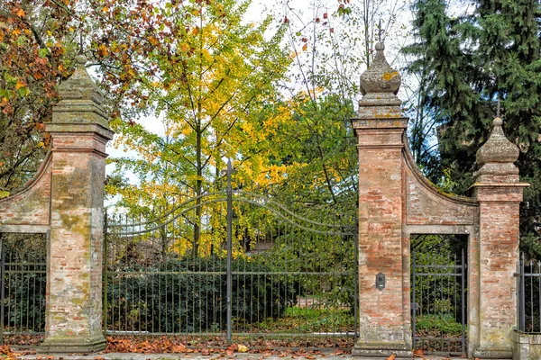 Puerta y jardín — Foto de Stock