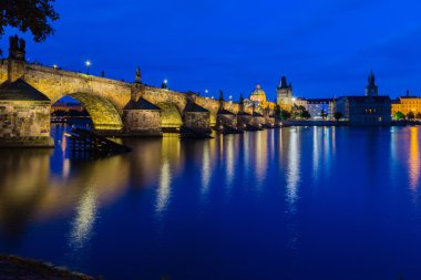 Charles Köprüsü ve Vltava gece görünümü