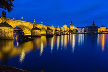 Charles Köprüsü ve Vltava gece görünümü