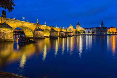 Charles Köprüsü ve Vltava gece görünümü