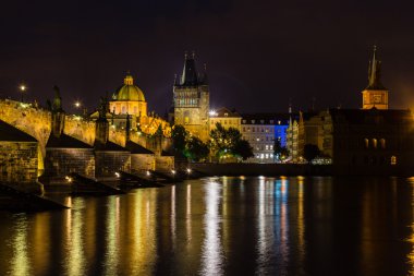 Charles Köprüsü ve Vltava gece görünümü