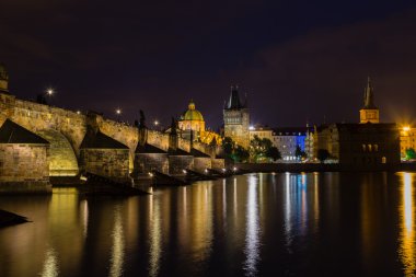 Charles Köprüsü ve Vltava gece görünümü