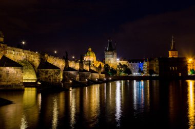 Charles Köprüsü ve Vltava gece görünümü