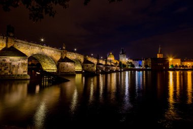 Charles Köprüsü ve Vltava gece görünümü