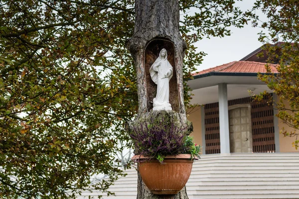 教会の前にトランクの聖母像 — ストック写真