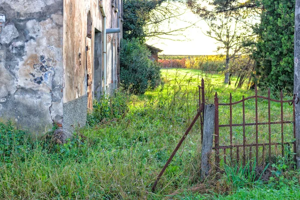 Entrada arruinada de una antigua granja italiana — Foto de Stock