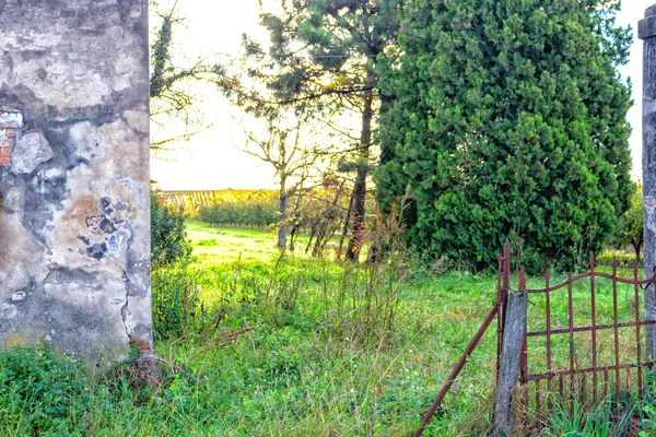 오래 된 이탈리아 농가의 파괴 항목 — 스톡 사진