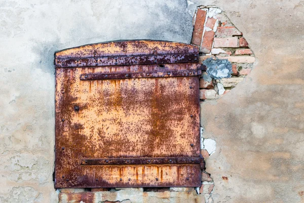 Ventana oxidada en antigua granja italiana — Foto de Stock