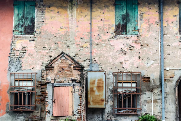 Finestre e porte arrugginite nella vecchia casa colonica italiana — Foto Stock