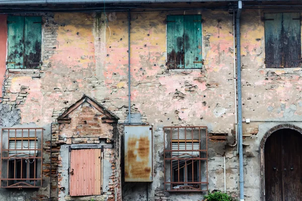 Finestre e porte arrugginite nella vecchia casa colonica italiana — Foto Stock